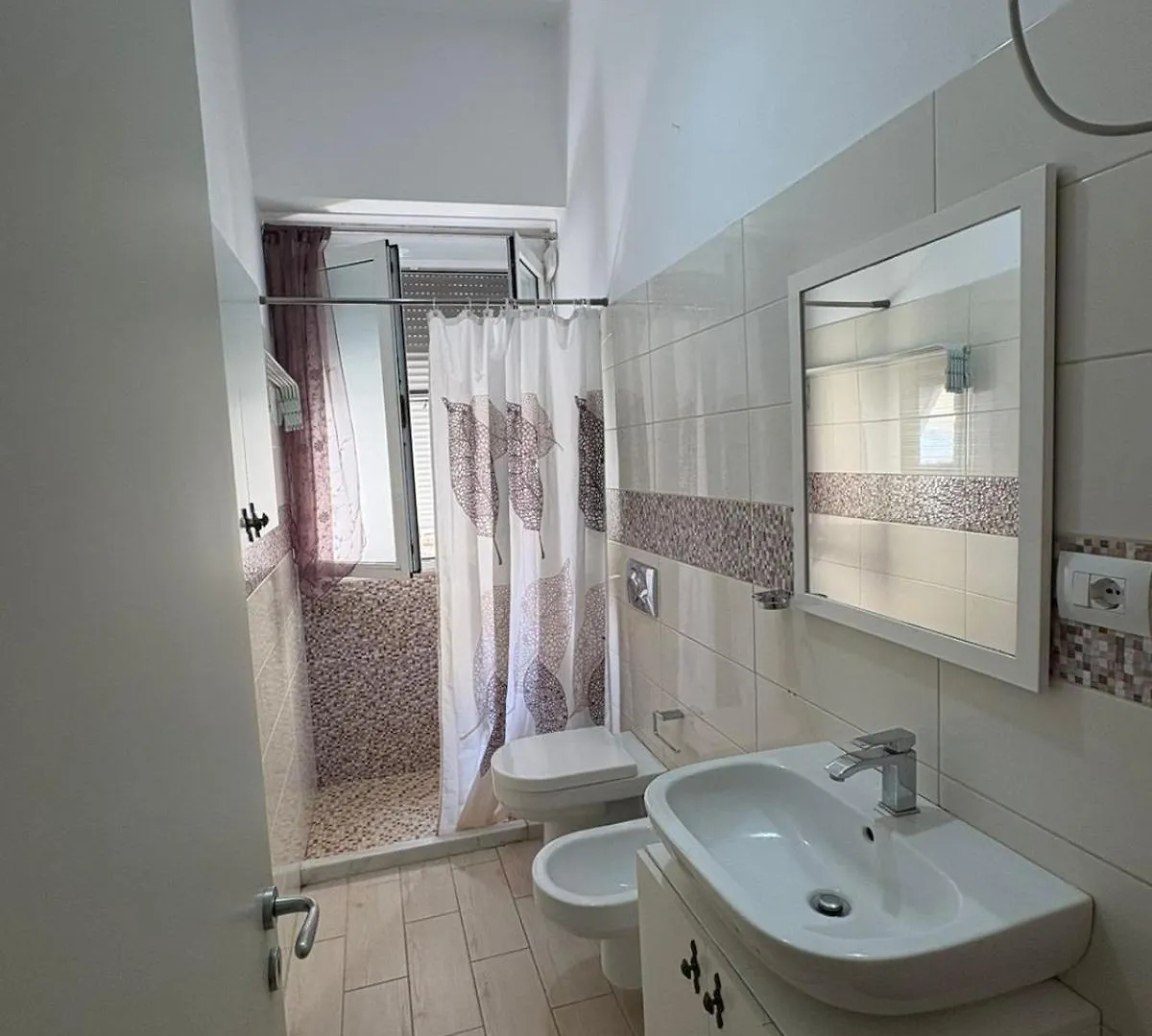 Ronas Apartment تيرانا